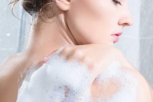 Mẹo khi tắm giúp da trắng sáng hơn