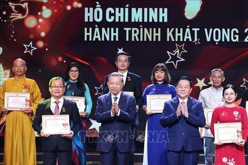 Tôn vinh 25 điển hình tiêu biểu trong học tập và làm theo tư tưởng, đạo đức, phong cách Hồ Chí Minh