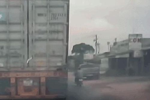Mở cửa không quan sát, lái xe bán tải gây va chạm khiến người đi xe máy tử vong