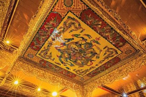 Chiêm ngưỡng bửu tán ngai vàng trong Hoàng cung Huế