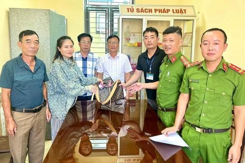 Hành động đẹp của cán bộ thị trấn khi nhặt được tài sản đánh rơi
