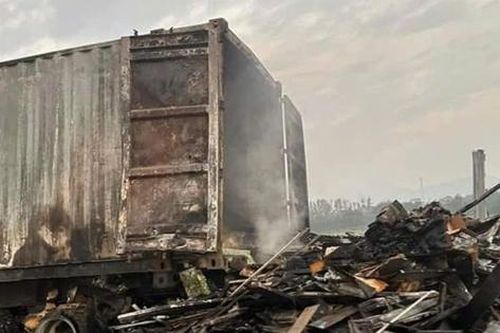 Va chạm với xe tải trên cao tốc Vân Đồn- Móng Cái, xe đầu kéo container bốc cháy