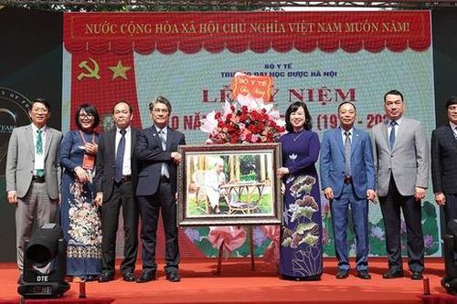Đổi mới đào tạo, đẩy mạnh nghiên cứu khoa học, chuyển giao công nghệ để phục vụ phát triển ngành dược