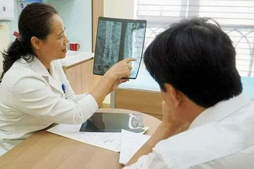 Đau lưng kéo dài cảnh giác với viêm cột sống dính khớp