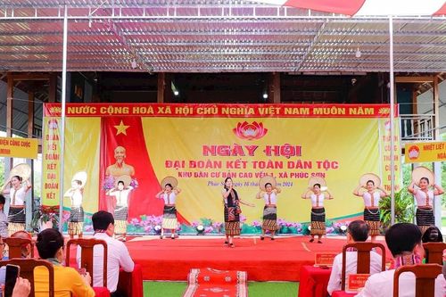 Tưng bừng Ngày hội Đại đoàn kết bản Vều 1 (Nghệ An)