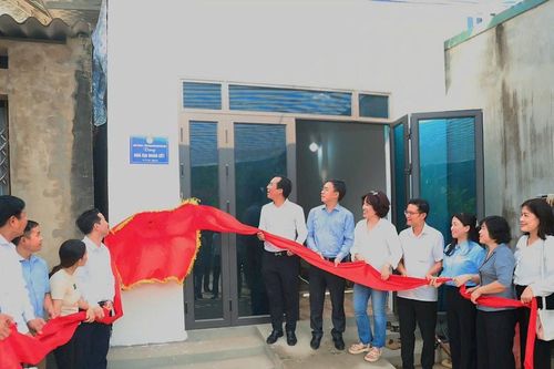 Khối thi đua II, Công đoàn Viên chức Việt Nam trao tặng 2 căn nhà Đại đoàn kết ở tỉnh Tuyên Quang