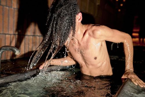 Tranh cãi mặc bikini, ký hợp đồng ở phòng xông hơi