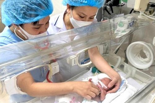 Bé trai một ngày tuổi nguy kịch vì hạ đường huyết