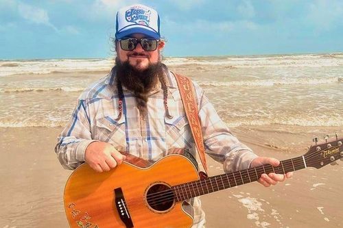 Quán quân The Voice Mỹ bị bắn