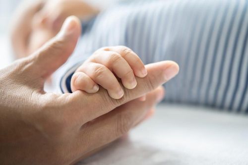 Trẻ sơ sinh bị uốn ván vì sự chủ quan của người lớn