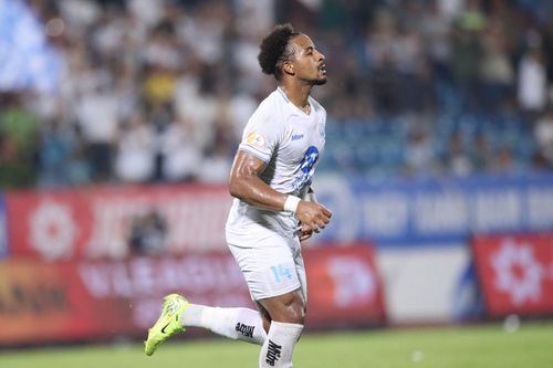 Xuân Son ghi bàn giúp Nam Định thắng 5-0