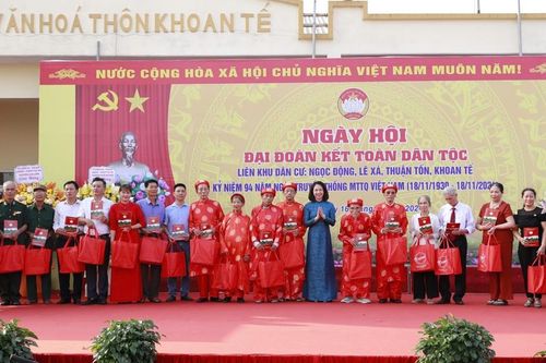 Lãnh đạo Thành phố dự Ngày hội Đại đoàn kết toàn dân tộc tại Gia Lâm