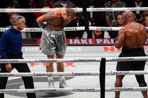 Jack Paul gây ngỡ ngàng khi cúi chào Mike Tyson ngay trong trận đấu