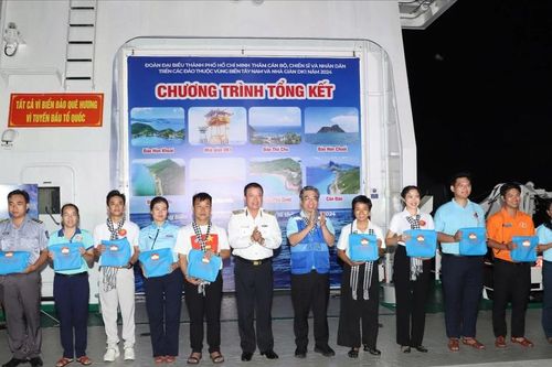 Đoàn đại biểu TPHCM kết thúc hải trình thăm chiến sĩ, người dân trên các đảo Tây Nam, nhà giàn DK1
