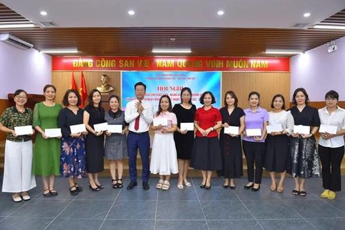 Trao quà cho giáo viên, nhân viên có hoàn cảnh khó khăn dịp 20/11