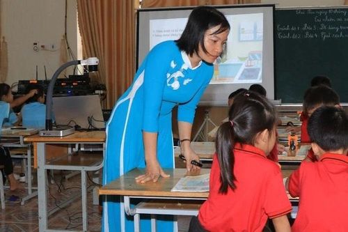 Cô giáo 'ươm mầm' tri thức trên non cao