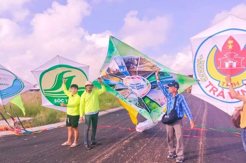 Người dân và du khách nô nức dự Ngày hội thả diều nghệ thuật 13 tỉnh ĐBSCL