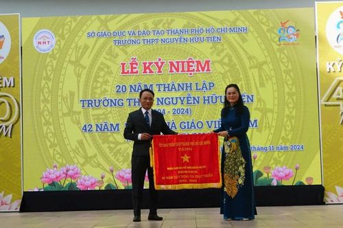 Trường THPT Nguyễn Hữu Tiến kỷ niệm 20 năm ngày thành lập