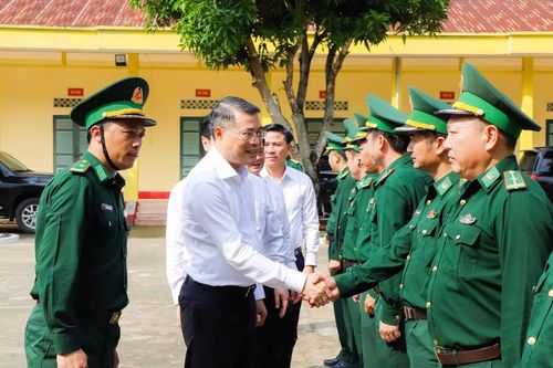 Trưởng Ban Tổ chức Trung ương Lê Minh Hưng thăm, tặng quà cán bộ, chiến sĩ Đồn Biên phòng Phúc Sơn