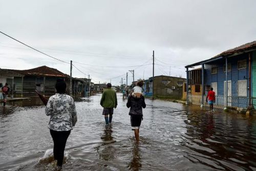 Cuba gặp khó khăn trong tăng trưởng kinh tế năm 2024 do bão và động đất