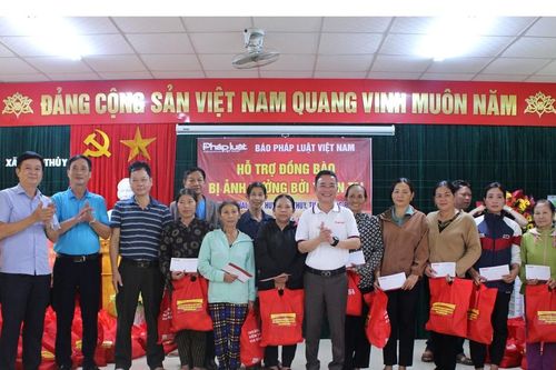 Báo Pháp luật Việt Nam trao hơn 300 suất quà cho người dân vùng lũ Quảng Bình