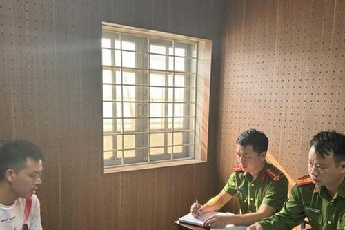 Tài xế xe bán tải lùi xe bỏ chạy đâm va hư hỏng 9 ô tô khác