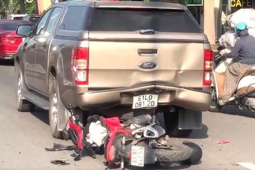 Lao vào ô tô bán tải, người đàn ông đi xe máy nằm bất động