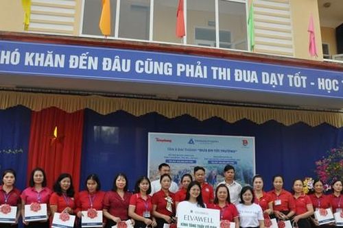 Tập đoàn Wonder Union cùng báo Tiền Phong tri ân thầy cô giáo vùng lũ Yên Bái