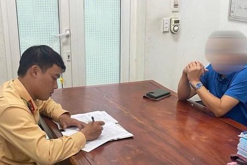 Tước giấy phép lái xe 2 tháng tài xế vượt ẩu tại cầu phao Phong Châu