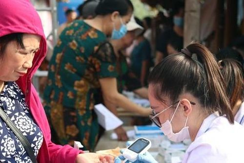 Hơn 2.000 người dân Hà Nội được khám sàng lọc bệnh phổi, ung thư, tim mạch