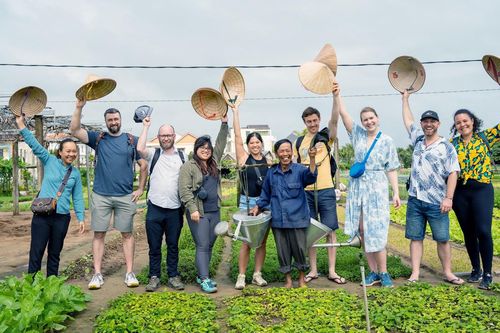 Khách Tây đến Hội An, hào hứng làm nông dân ở làng du lịch tốt nhất năm 2024