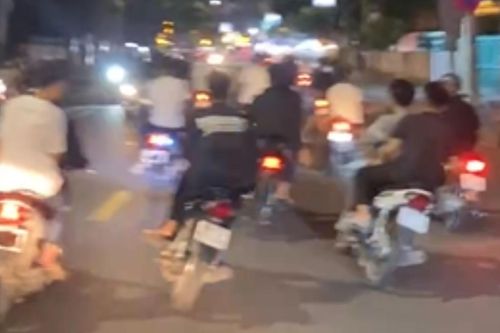 Tạm giữ nhóm 'quái xế' biểu diễn trên phố rồi đăng lên mạng thách thức