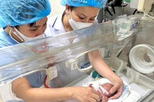 Con đi cấp cứu sau 7 giờ chào đời khỏe mạnh