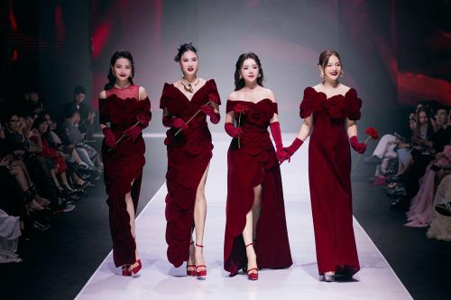 Hồng Diễm đầm đỏ xẻ táo bạo đọ sắc bên Lan Phương