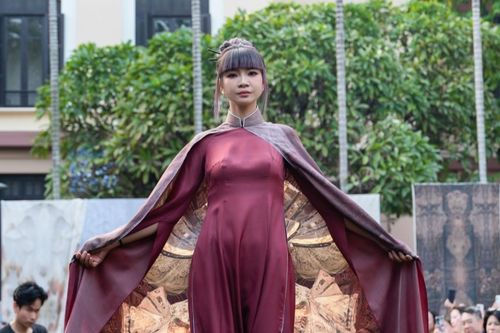 Có gì đặc sắc khi 9 bảo vật quốc gia được in trên lụa?