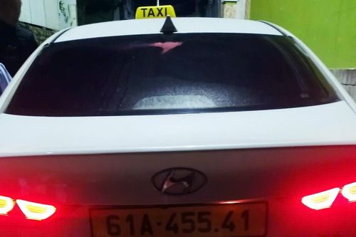 Truy tìm tài xế 'taxi dù' xịt hơi cay vào mặt hành khách ở Đà Lạt