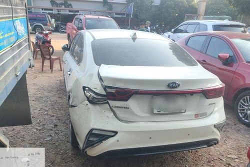 Tài xế vi phạm, lái xe bỏ chạy, tông vào hàng loạt phương tiện
