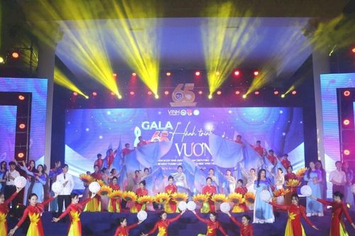 Sôi động Đêm Gala và Liên hoan nghệ thuật '65 năm - hành trình tự hào vươn xa' tại Trường Đại học Vinh