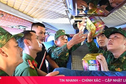 Tự chế khoang xe khách vận chuyển hơn 200 kg pháo qua biên giới