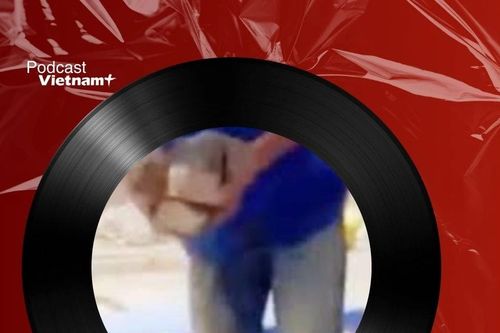 Nhiều người hoảng sợ vì đang ngồi ăn phở thì bị 'mưa' gạch rơi trúng người