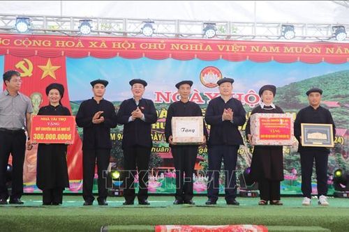 Phó Chủ tịch Quốc hội Nguyễn Đức Hải chung vui Ngày hội Đại đoàn kết tại Bắc Kạn