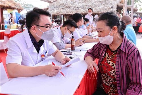 Hội Thầy thuốc trẻ Việt Nam khám miễn phí cho hàng ngàn người dân Thủ đô