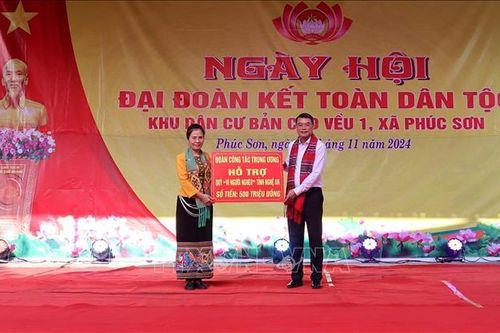 Trưởng Ban Tổ chức Trung ương vui hội đại đoàn kết với người dân bản Cao Vều