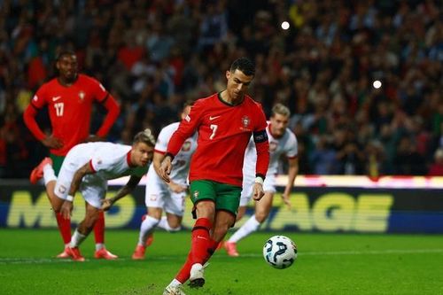 Ronaldo rời tuyển Bồ Đào Nha trở lại CLB sau khi lập cú đúp