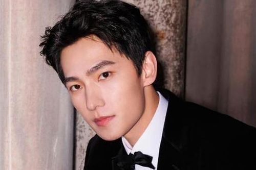 Dương Dương báo tin mừng cùng mỹ nhân lớn hơn 1 tuổi