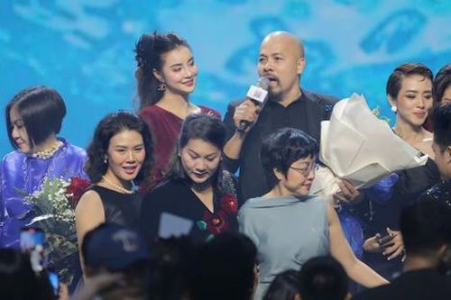 Chị gái Mai Thu Huyền hiếm hoi lộ diện tại sự kiện của NTK Đức Hùng, thần thái gây chú ý