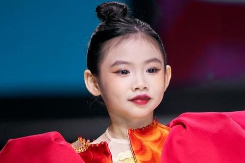 Mẫu nhí 5 tuổi ấn tượng với trang phục lấy cảm hứng từ Tín ngưỡng thờ Mẫu