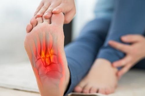 Bị nhức mỏi, đau lòng bàn chân là bệnh gì? Có nguy hiểm không?