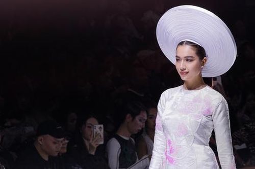 Á hậu Lệ Hằng diễn áo dài lấy cảm hứng từ 'Dạ cổ hoài lang'