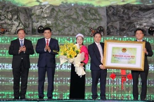 Hòa Bình đón nhận Bằng xếp hạng di tích Quốc gia đặc biệt Hang xóm Trại và Mái đá làng Vành